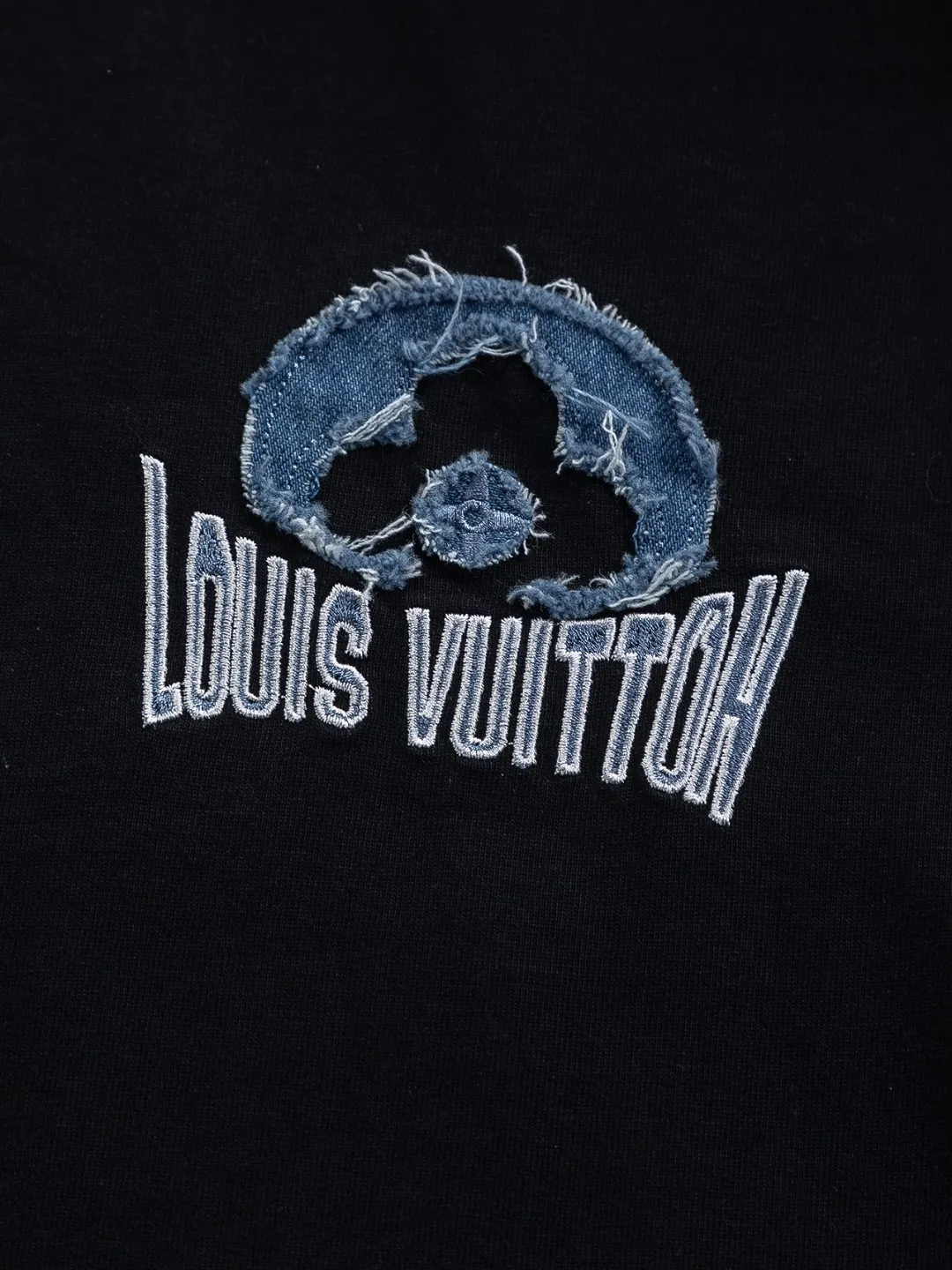 🅿️200 Louis Vuitton 1V LV lv slightly wide version S-XL LV 26ss new products are available at counters simultaneously. Multiple craftsmanship. Water-worn front and rear denim patches with letters 🪡 embroidery. Round neck short-sleeved T-shirt, same style for men and women! Consigned to one-to-one creation. Synchronized with the official website, pure cotton fabrics at the counter! It is close to the skin and comfortable, durable and easy to wear. It has a classic and simple logo design and meticulous original craftsmanship. Short-sleeves, a must-have item for men, do not appear to be the same for the general public, but must be unique and eye-catching. This LV short-sleeve is all about quality, comfort, the same shape and fashion as always, including fabrics and cutting techniques. All of them have been made with great effort! 320 grams of washed pure cotton fabric, pure cotton is breathable, very refreshing and comfortable for daily wear. The rib knitting on the neckline is smooth and tight, and the neckline will not be skewed if you toss it at will. The loose version, you will find that it looks really good on the upper body. The overall is minimalist and neat, super versatile for daily use! Pair it casually with a pair of pants for a youthful look. A T-shirt will make your outfit crazy. It is a fashionable item that can never go wrong! Color: Black White Size: S-XL Size chart: S: Shoulder width 50-Bust 56-Length 70 M: Shoulder width 52-Bust 57-Length 72 L: Shoulder width 54-Bust 59-Length 74 XL: Shoulder width 56-Bust 62-Length 76